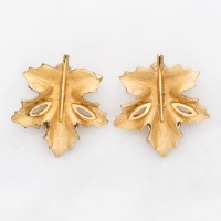 Klipsy w kształcie liści klonu. Metal złocony, cyzelowany. Sygnowane. USA.
